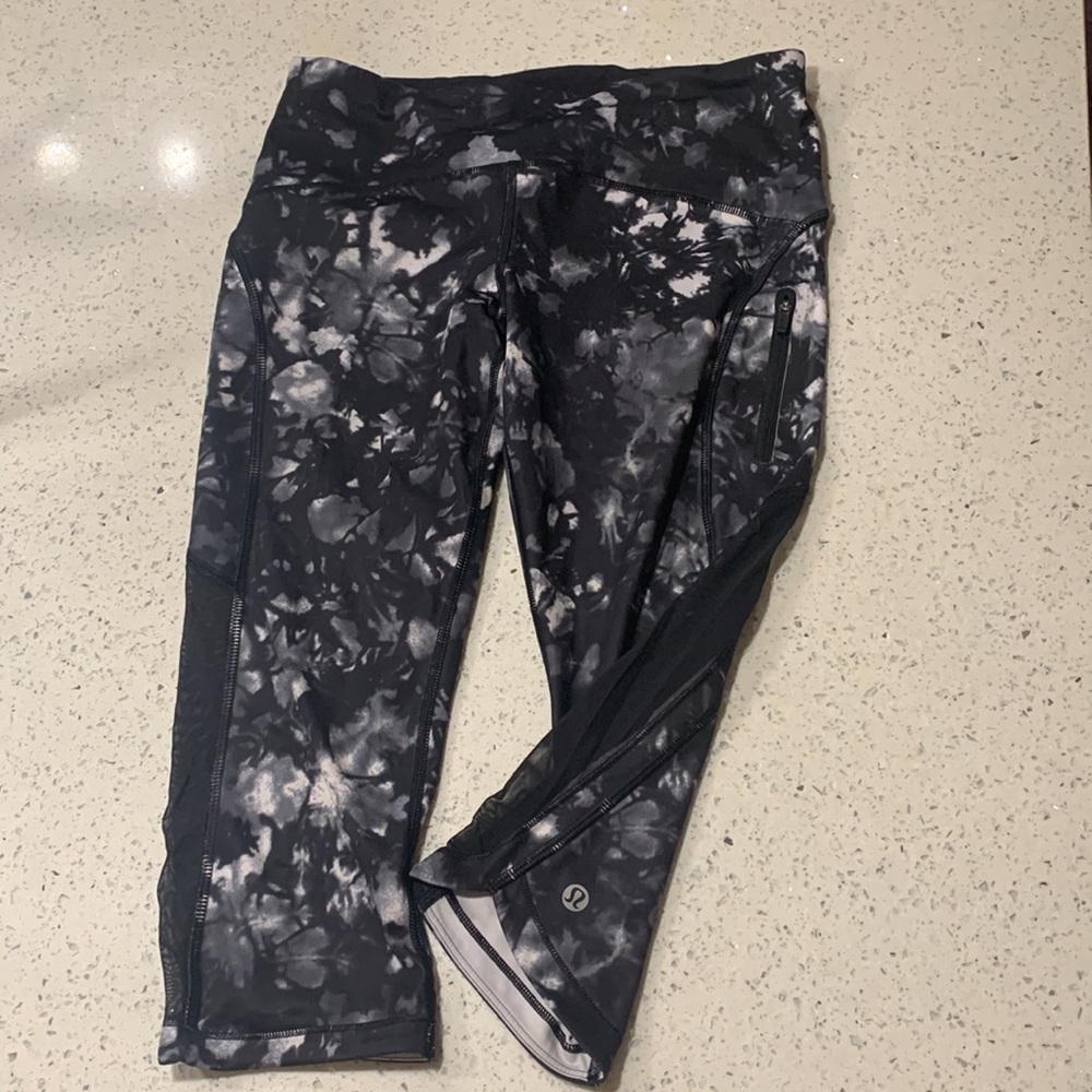 Women’s Black and White Lululemon Cropped Leggings Size 6